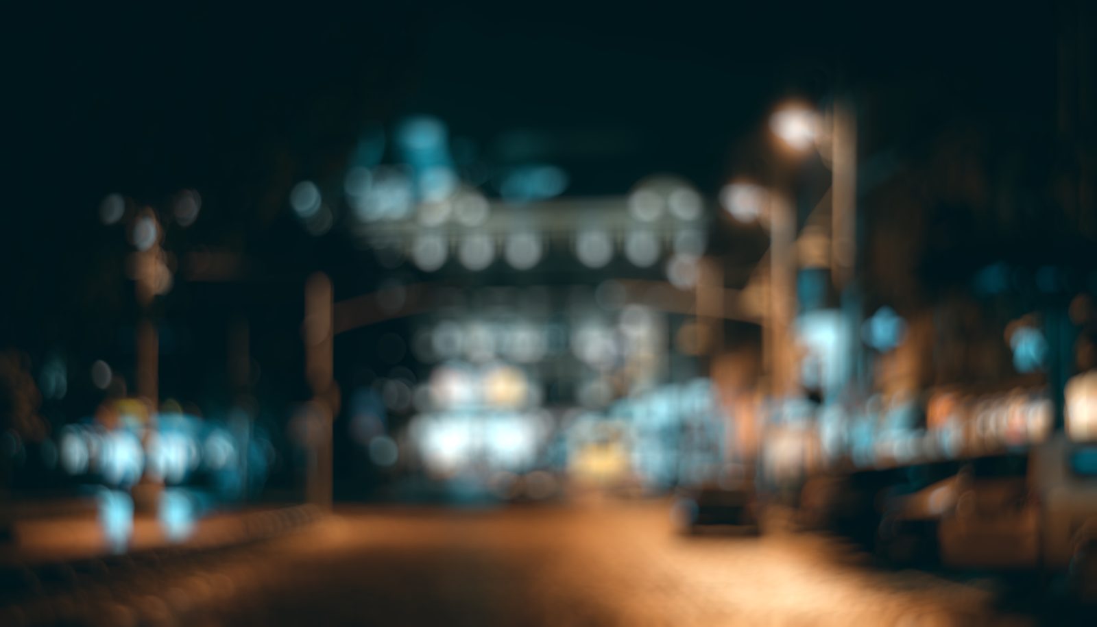Une rue de nuit rendue par Abrrnt : les réverbères deviennent des disques cerclés, et ceux des coins se changent en yeux de chat